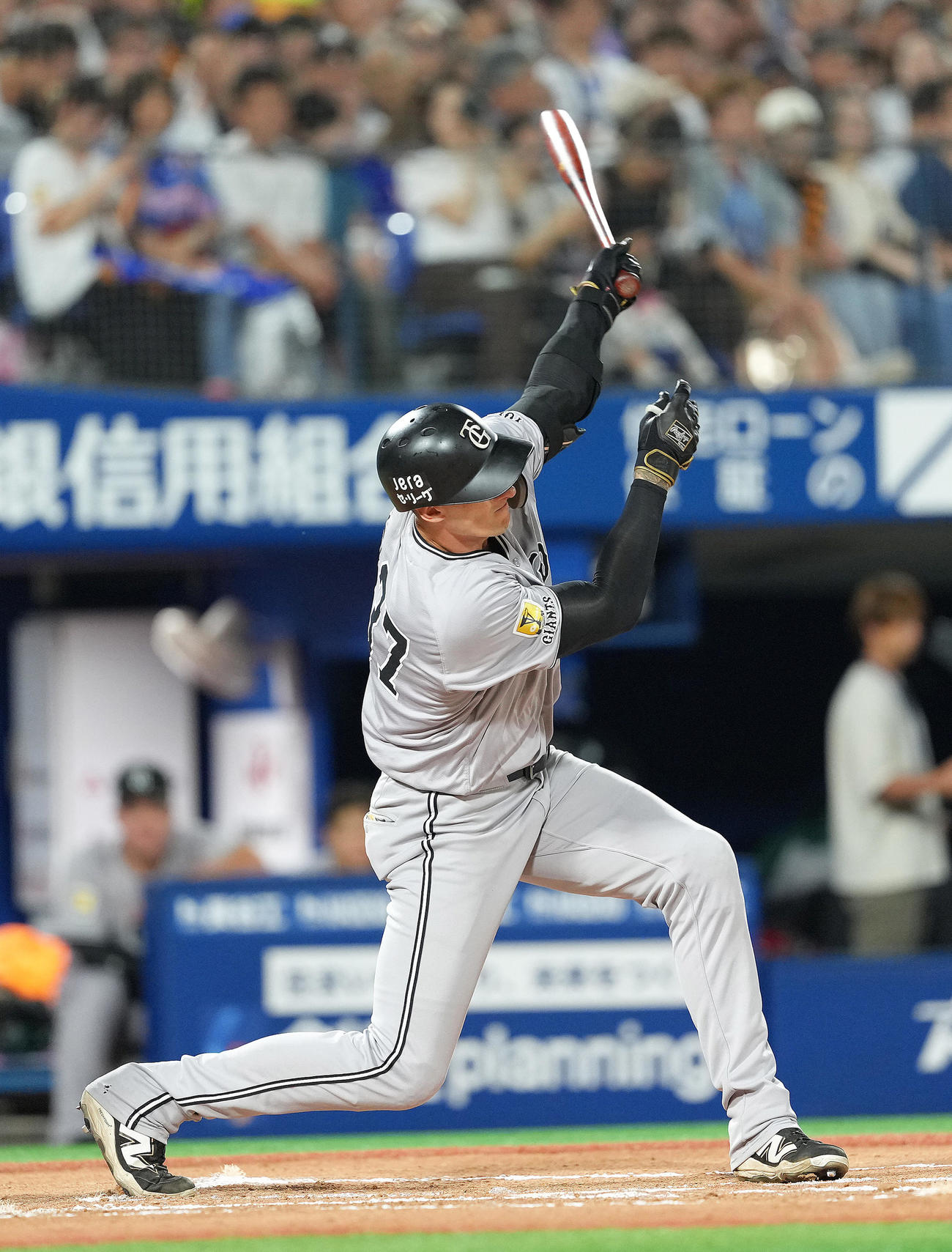 DeNA対巨人　6回表巨人2死、フルプは空振り三振に倒れる（撮影・足立雅史）