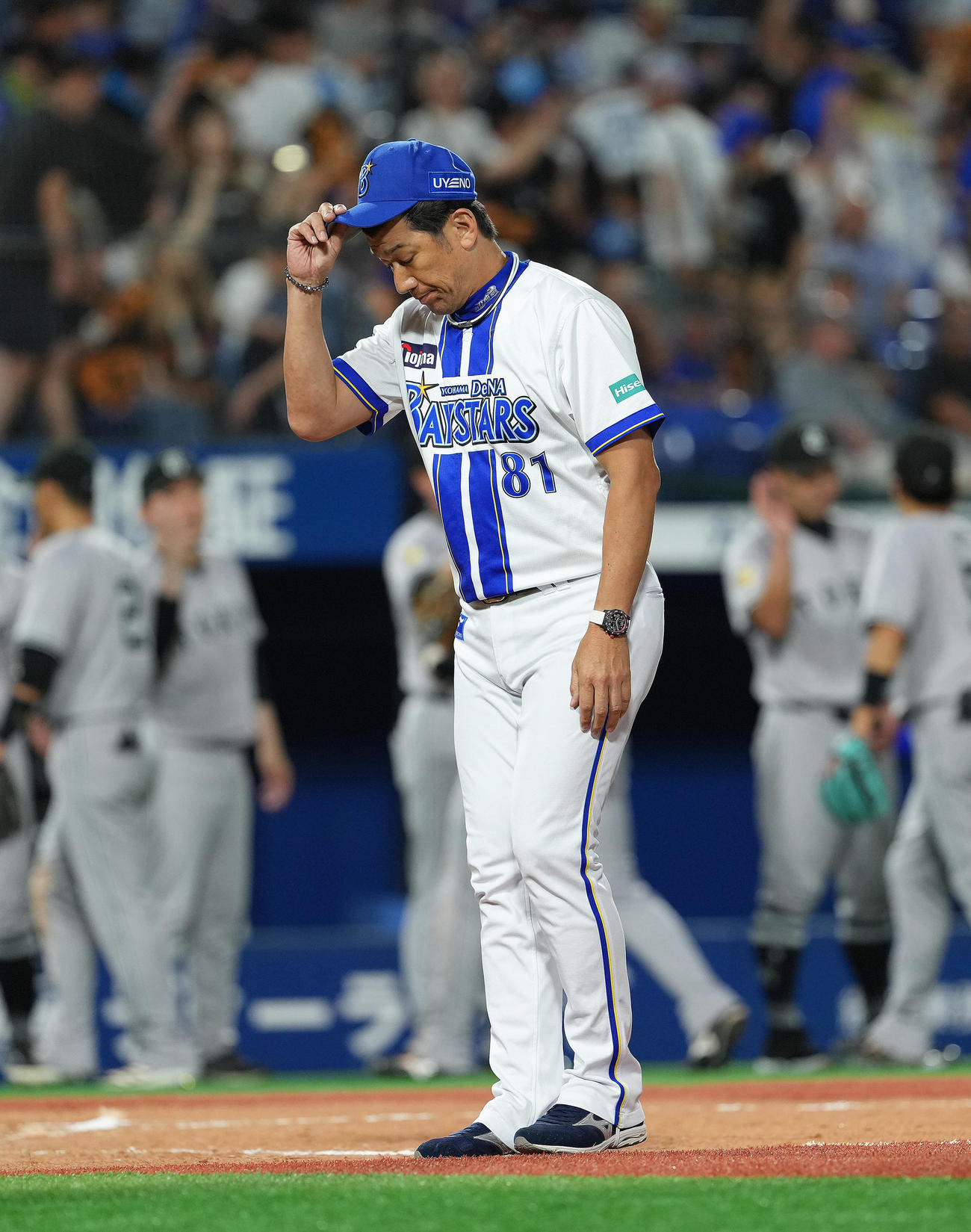DeNA対巨人　巨人に連敗しファンにあいさつするDeNA三浦監督（撮影・足立雅史）