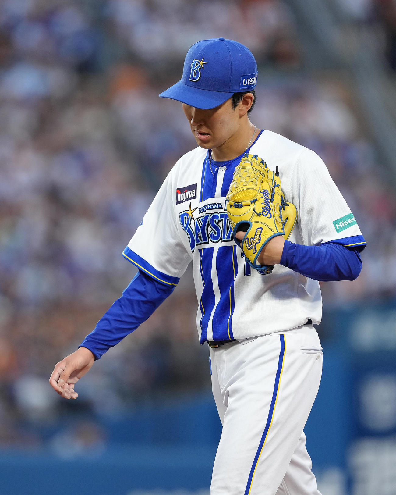 DeNA対巨人　初回に3点を失い渋い顔でベンチに戻るDeNA先発の大貫（撮影・足立雅史）