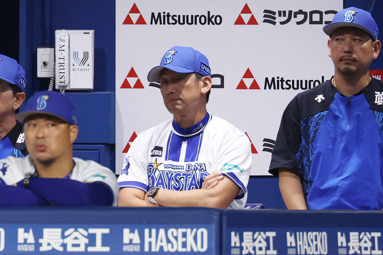 DeNA対巨人　ベンチで厳しい表情のDeNA三浦監督（中央）（撮影・宮地輝）