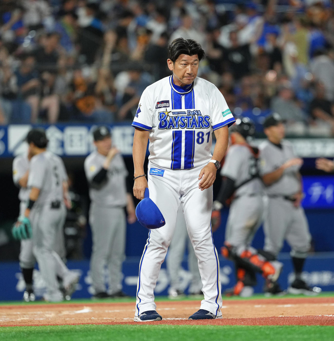 DeNA対巨人　巨人に連敗しファンにあいさつするDeNA三浦監督（撮影・足立雅史）