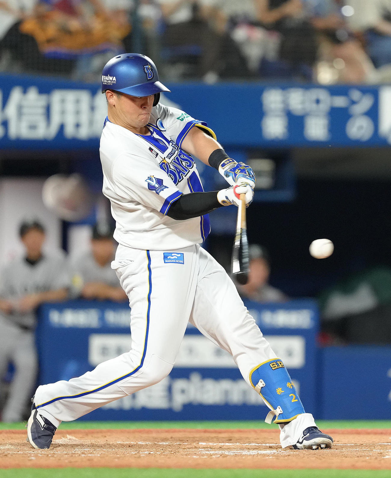 DeNA対巨人　5回裏DeNA無死、牧は左前打を放つ（撮影・足立雅史）