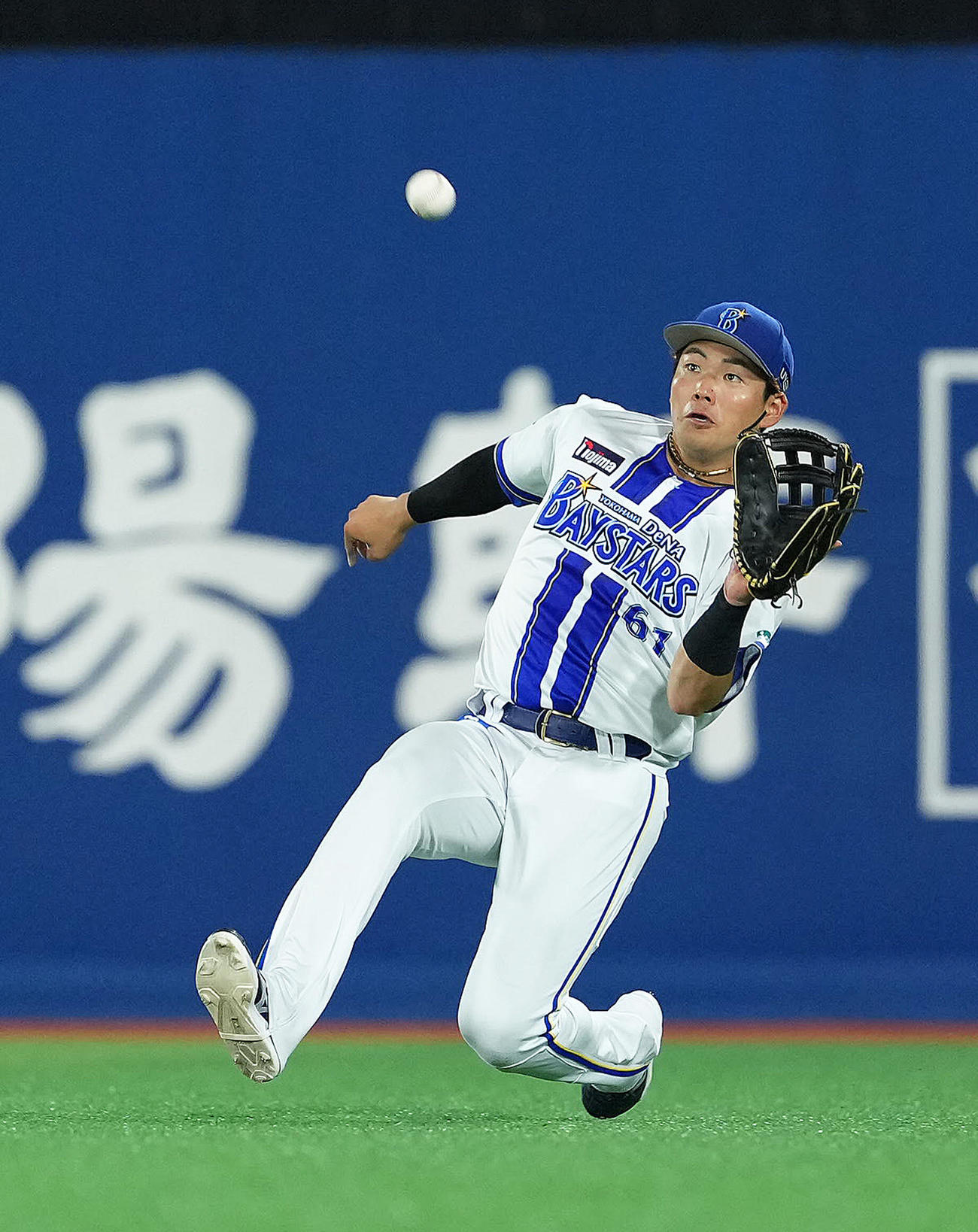 DeNA対巨人　6回表巨人1死、荒巻の打球を好捕する右翼手蝦名（撮影・足立雅史）