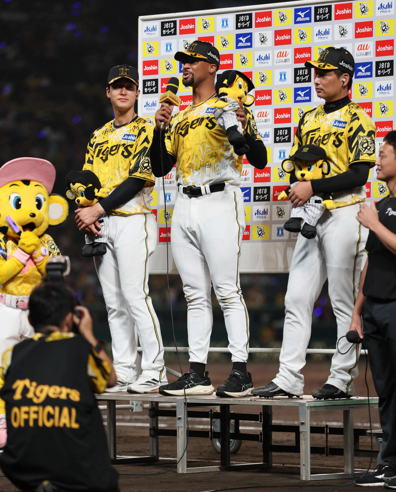 阪神対ヤクルト　ヒーローインタビューを受ける、左から小幡、デュプランティエ、岩崎（撮影・宮崎幸一)