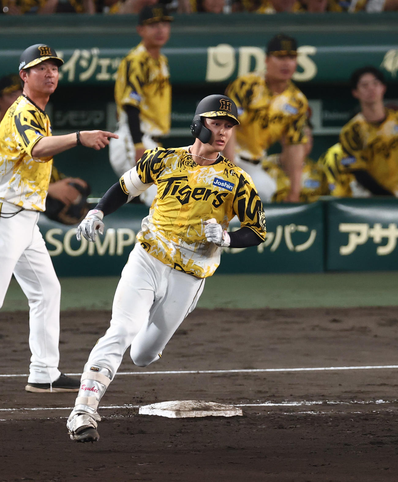 阪神対ヤクルト　8回裏阪神2死一塁、小幡は適時二塁打を放つ（撮影・上田博志）