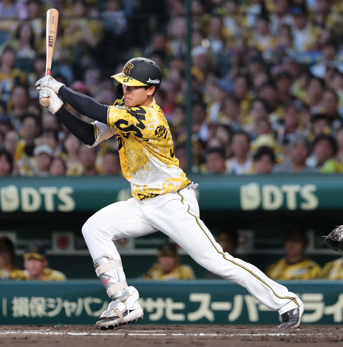 阪神対ヤクルト　4回裏阪神無死一、三塁、小幡は右前に適時打を放つ（撮影・西尾就之）