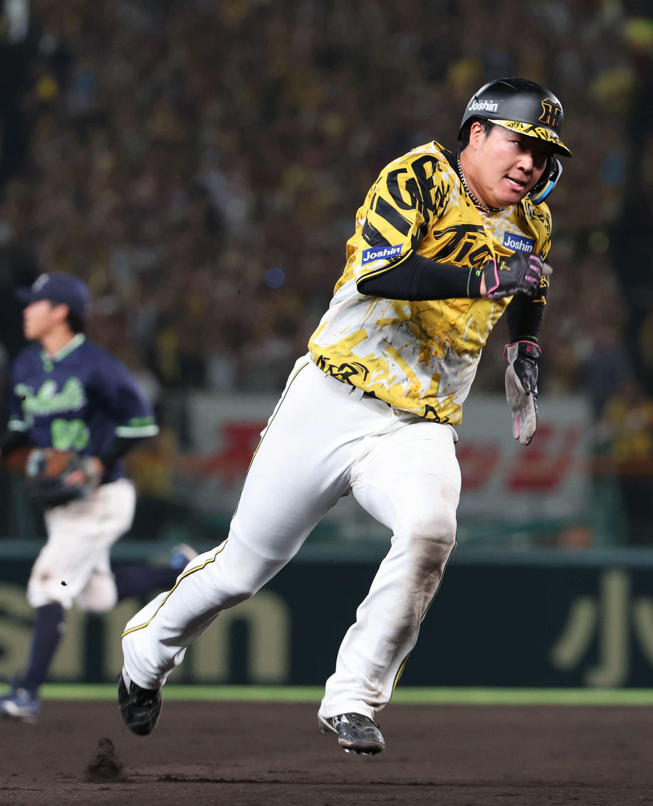 阪神対ヤクルト　8回裏阪神2死一塁、一走大山は小幡の適時二塁打で三塁を回り本塁へ向かう（撮影・西尾就之）