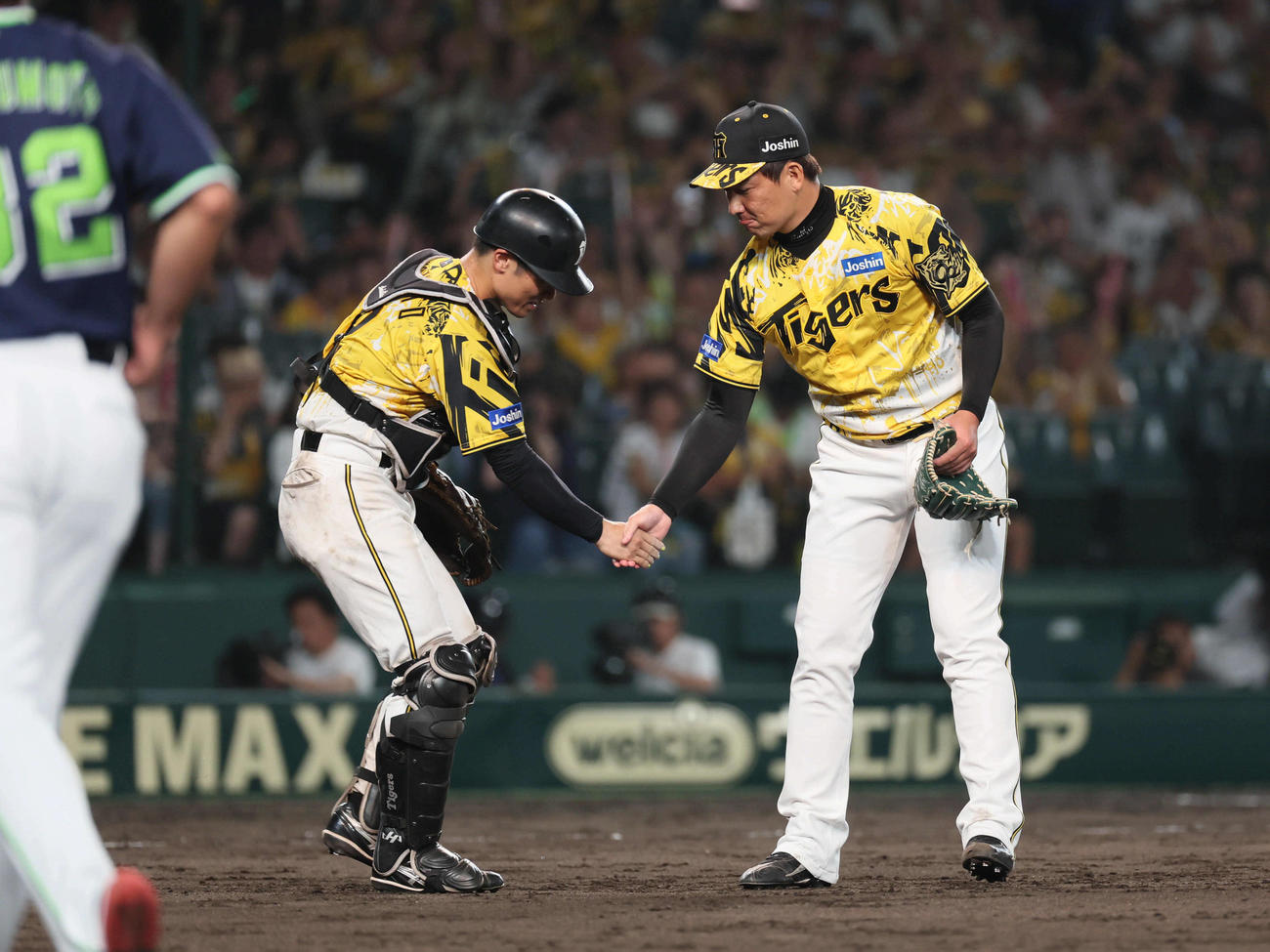 阪神対ヤクルト　最後を締めた岩崎（右）は坂本と握手する（撮影・宮崎幸一)