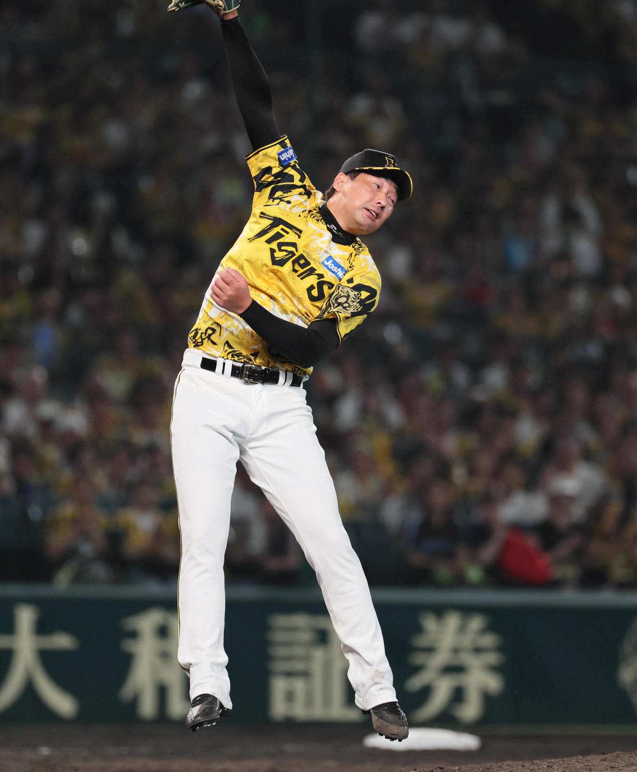 阪神対ヤクルト　9回表ヤクルト2死一、二塁、岩崎は岩田の二塁ゴロにジャンプする（撮影・宮崎幸一)