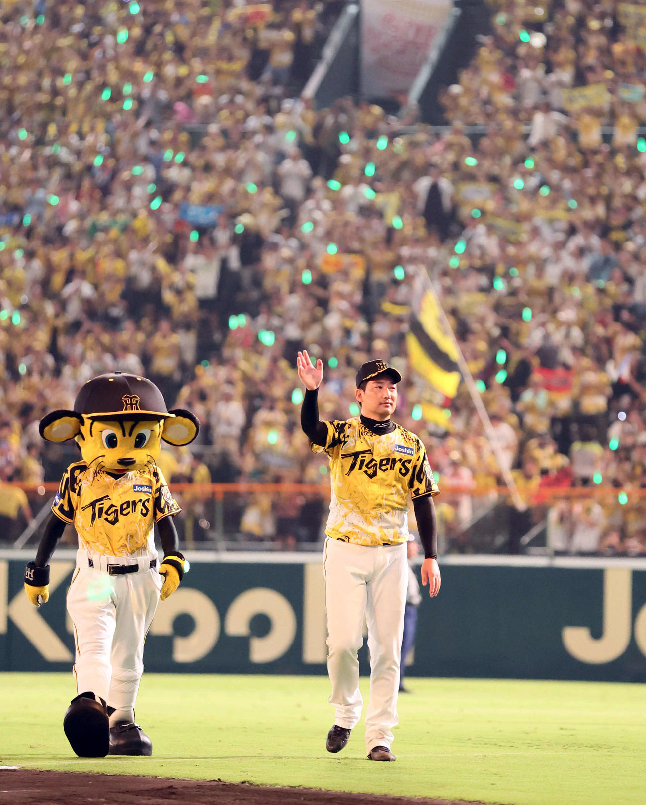 阪神対ヤクルト　ファンに手を振る岩崎（撮影・宮崎幸一)