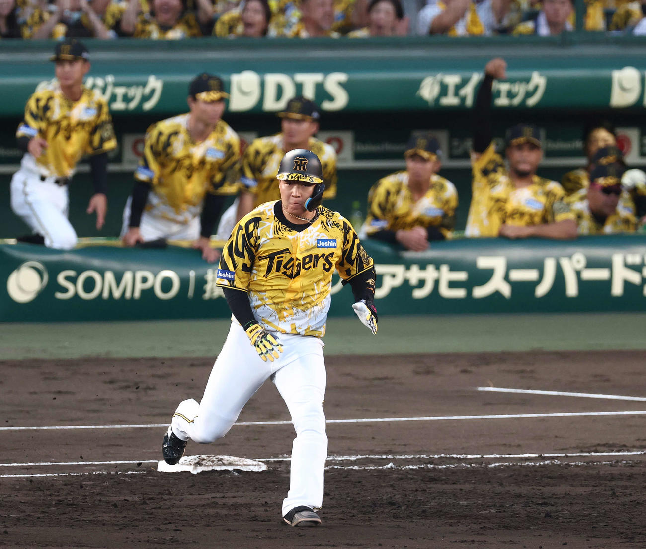 阪神対ヤクルト　4回裏阪神無死満塁、大山は同点となる2点適時打を放つ（撮影・上田博志）