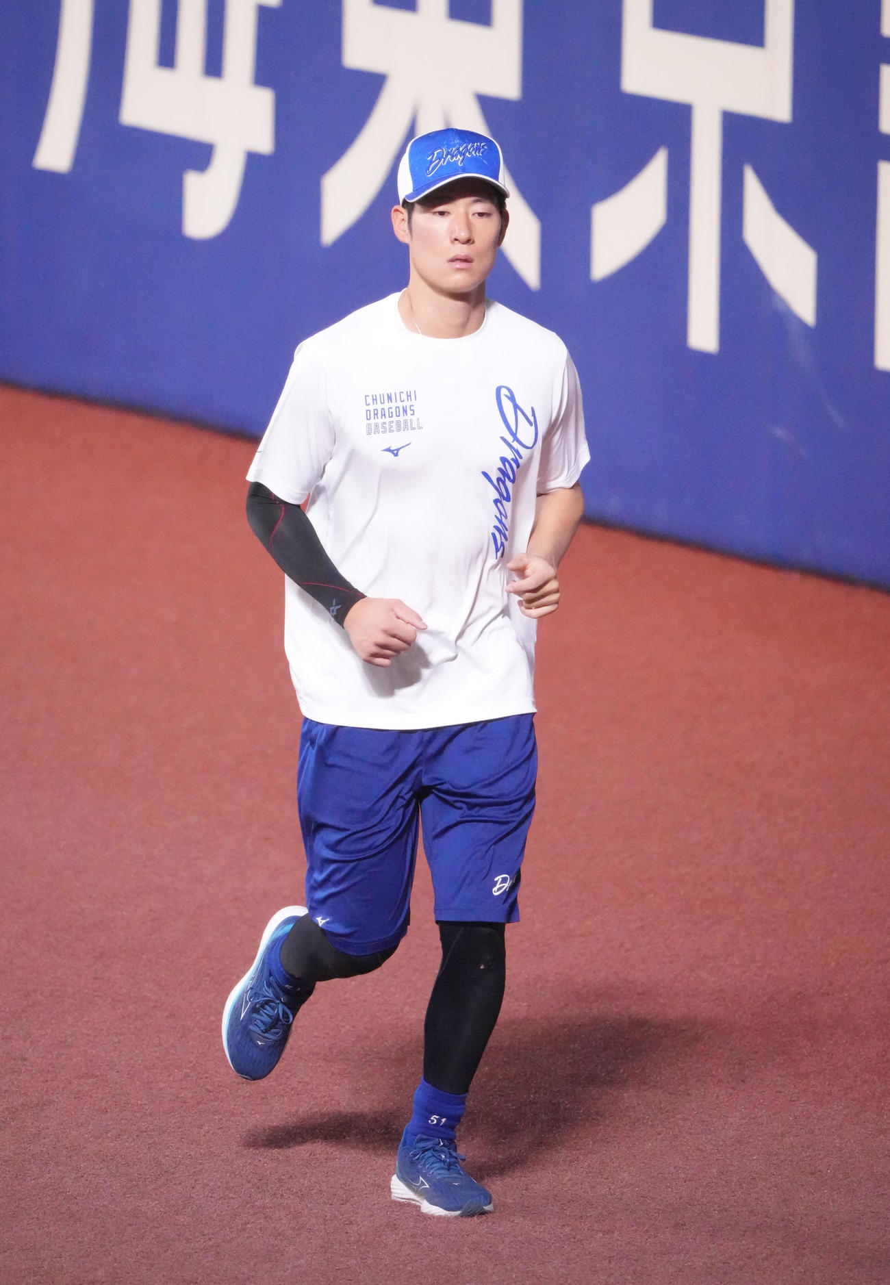 中日対広島　試合前、ランニングをする上林（撮影・森本幸一）