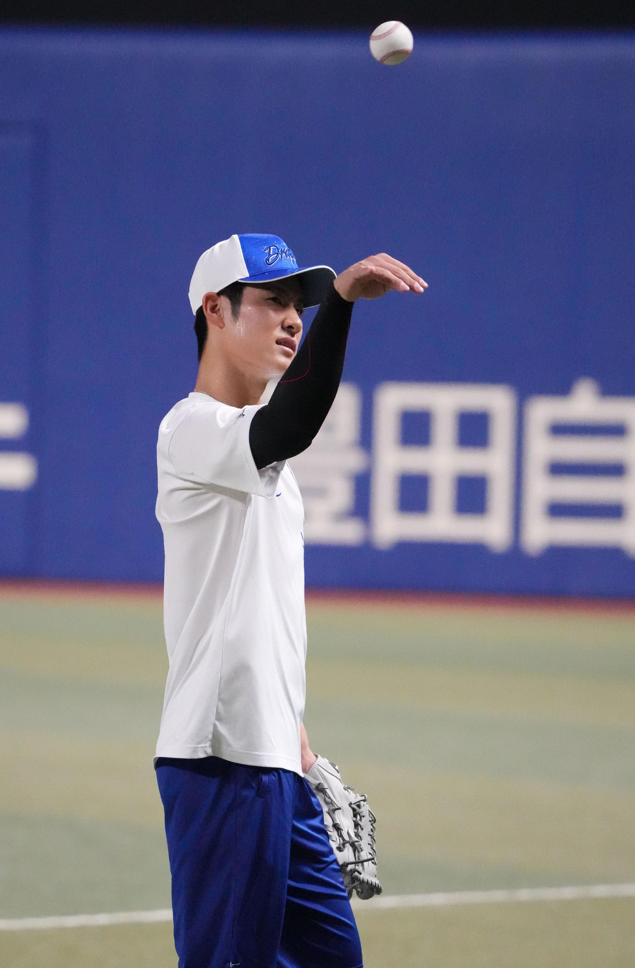 中日対広島　試合前、ボールを軽く投げる上林（撮影・森本幸一）