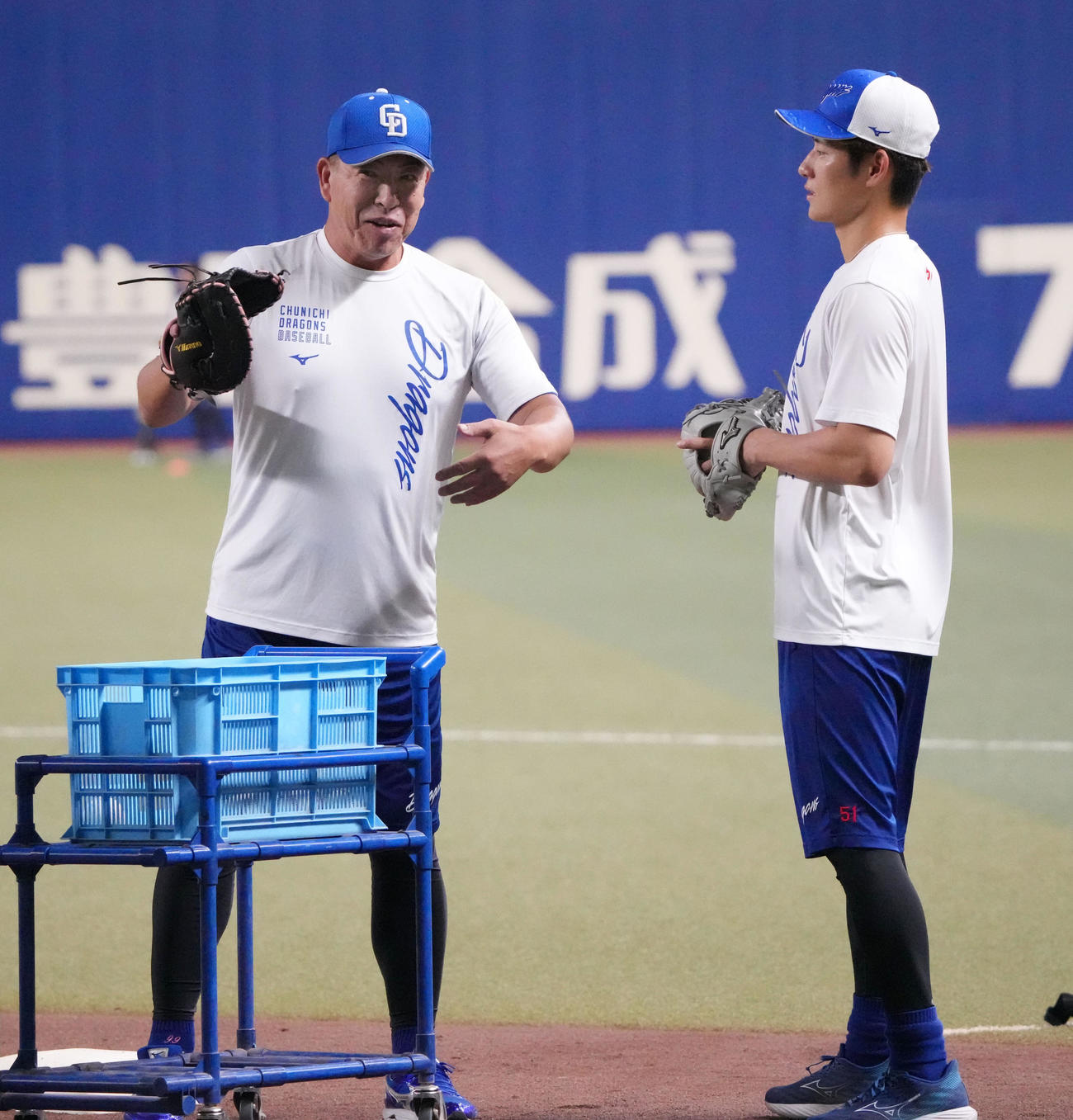 中日対広島　試合前、上林（右）と言葉を交わす井上監督　（撮影・森本幸一）