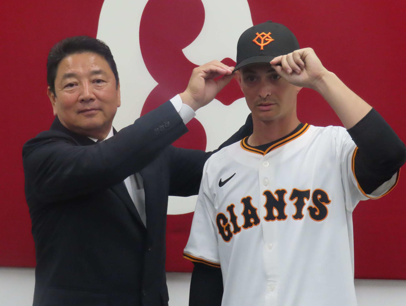 入団会見に臨む巨人乙坂（右）と吉村編成本部長