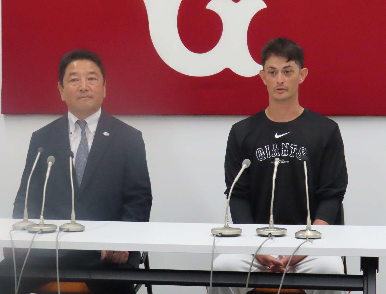 入団会見に臨む巨人乙坂（右）と吉村編成本部長
