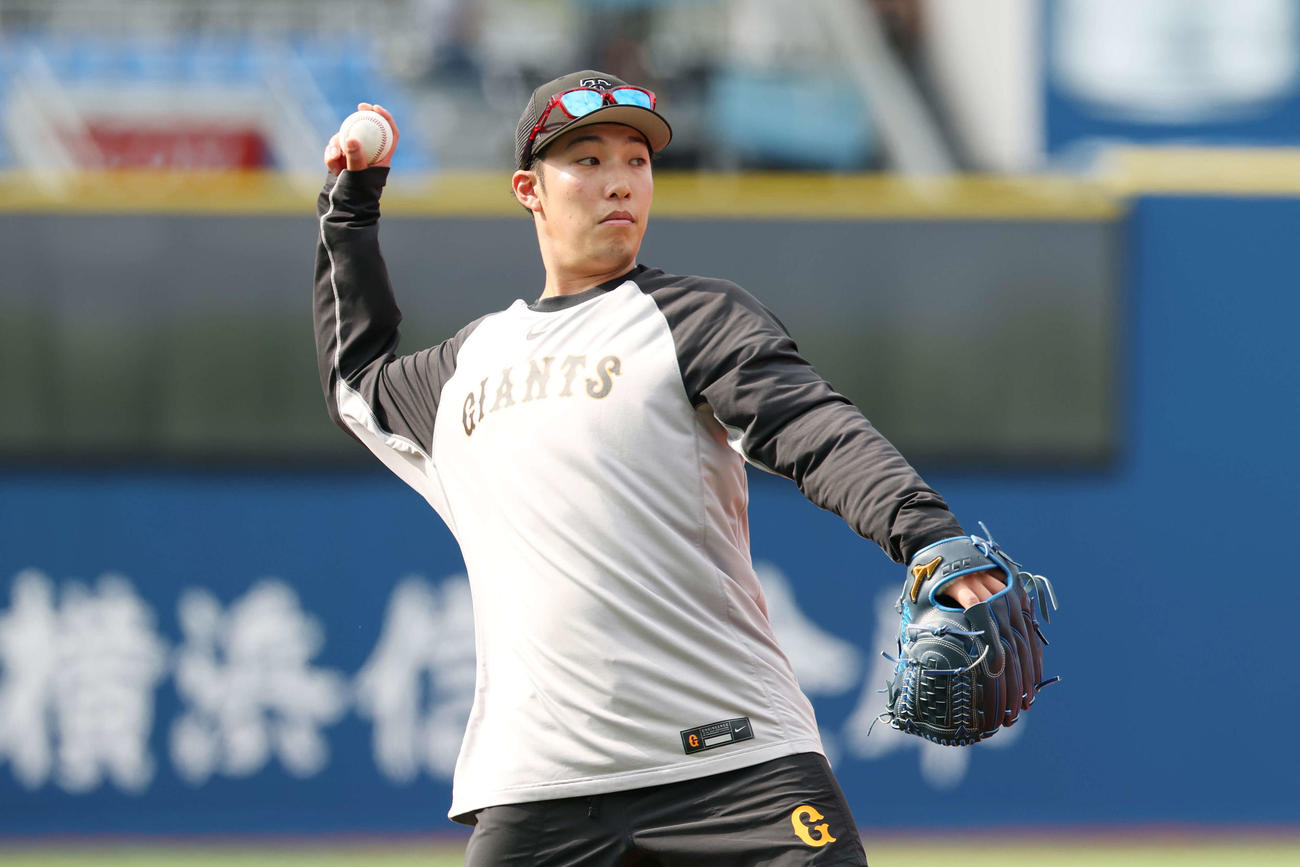 2025年7月12日、試合前練習でキャッチボールする巨人赤星
