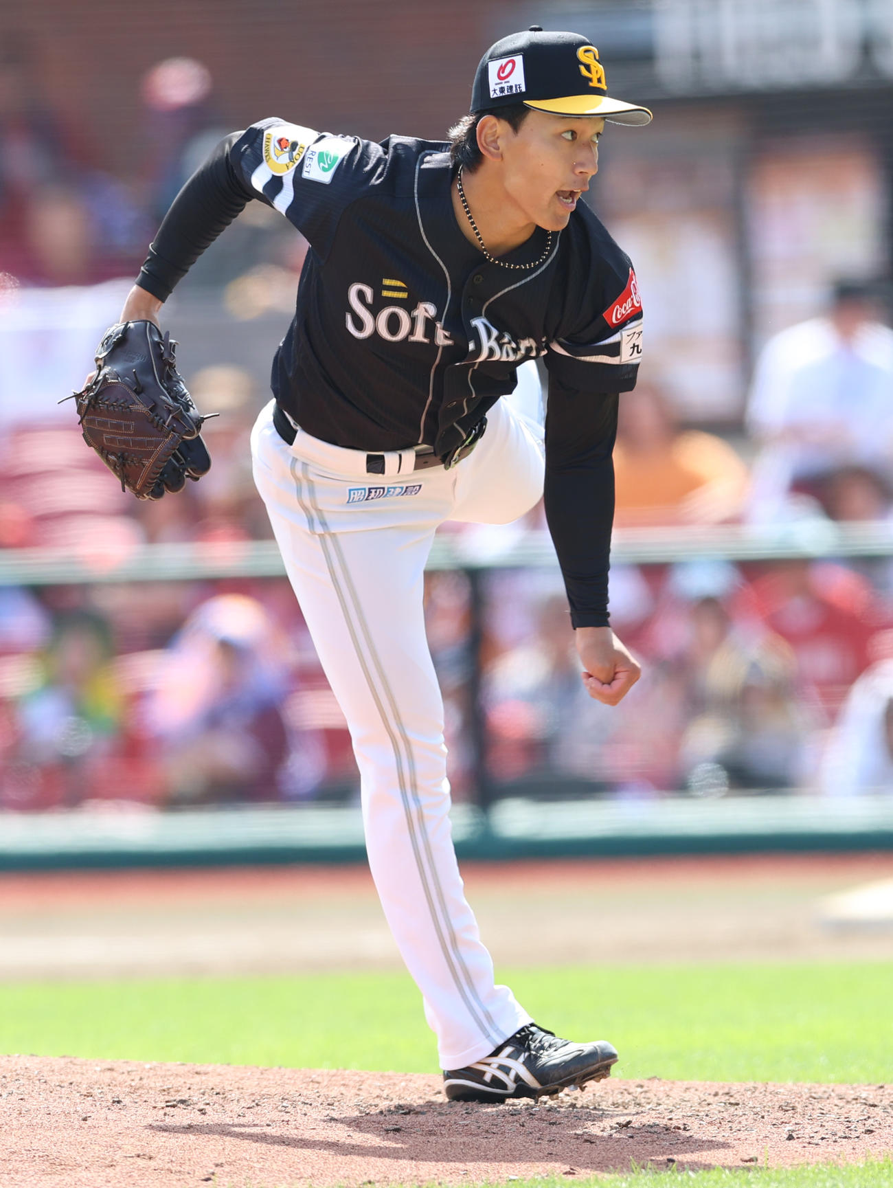 楽天対ソフトバンク　力投するソフトバンク先発の前田悠（撮影・水谷安孝）