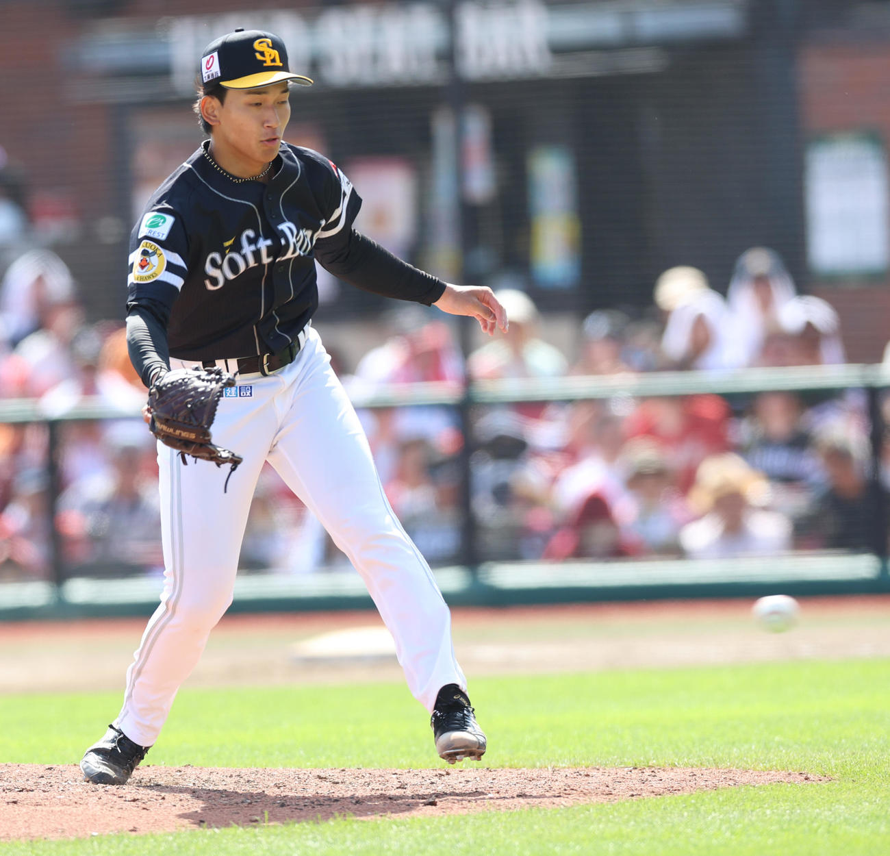 楽天対ソフトバンク　5回裏楽天2死一塁、太田の打球に反応する前田悠（撮影・水谷安孝）