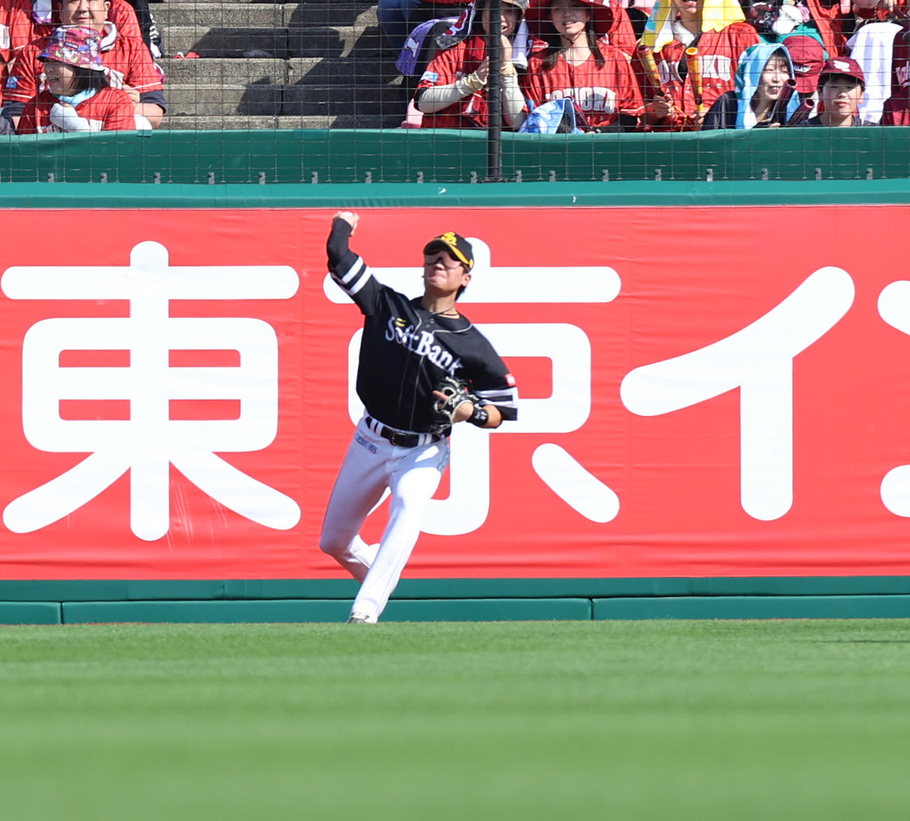 楽天対ソフトバンク　7回裏楽天1死一塁、ボイトの左飛を好捕する緒方は一塁へ返球（撮影・水谷安孝