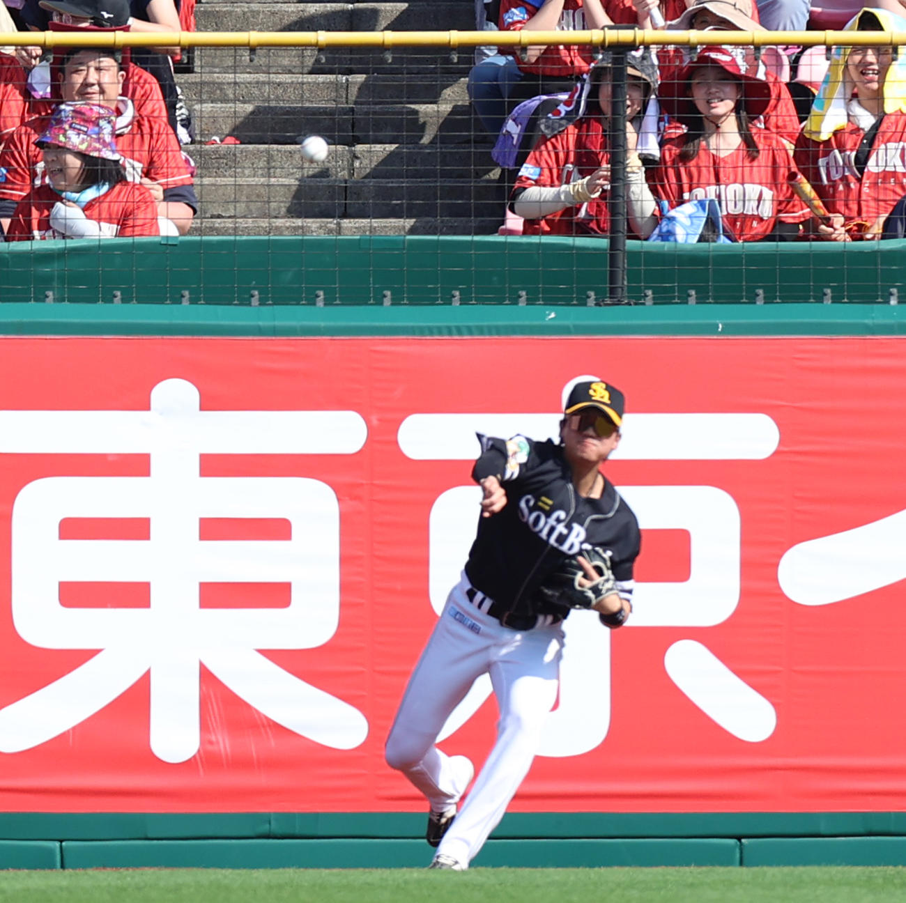 楽天対ソフトバンク　7回裏楽天1死一塁、ボイトの左飛を好捕する緒方は一塁へ返球（撮影・水谷安孝
