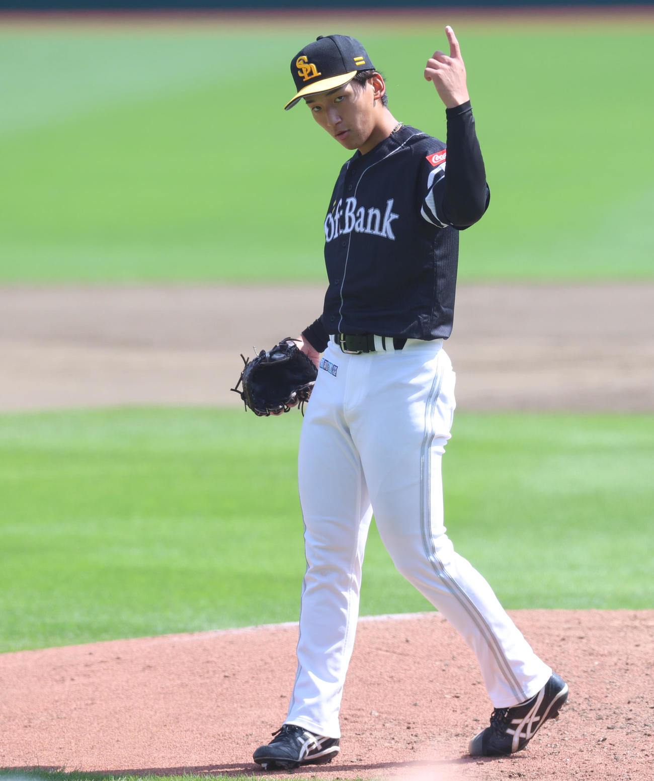 楽天対ソフトバンク　力投するソフトバンク先発の前田悠はスイングをアピール（撮影・水谷安孝）