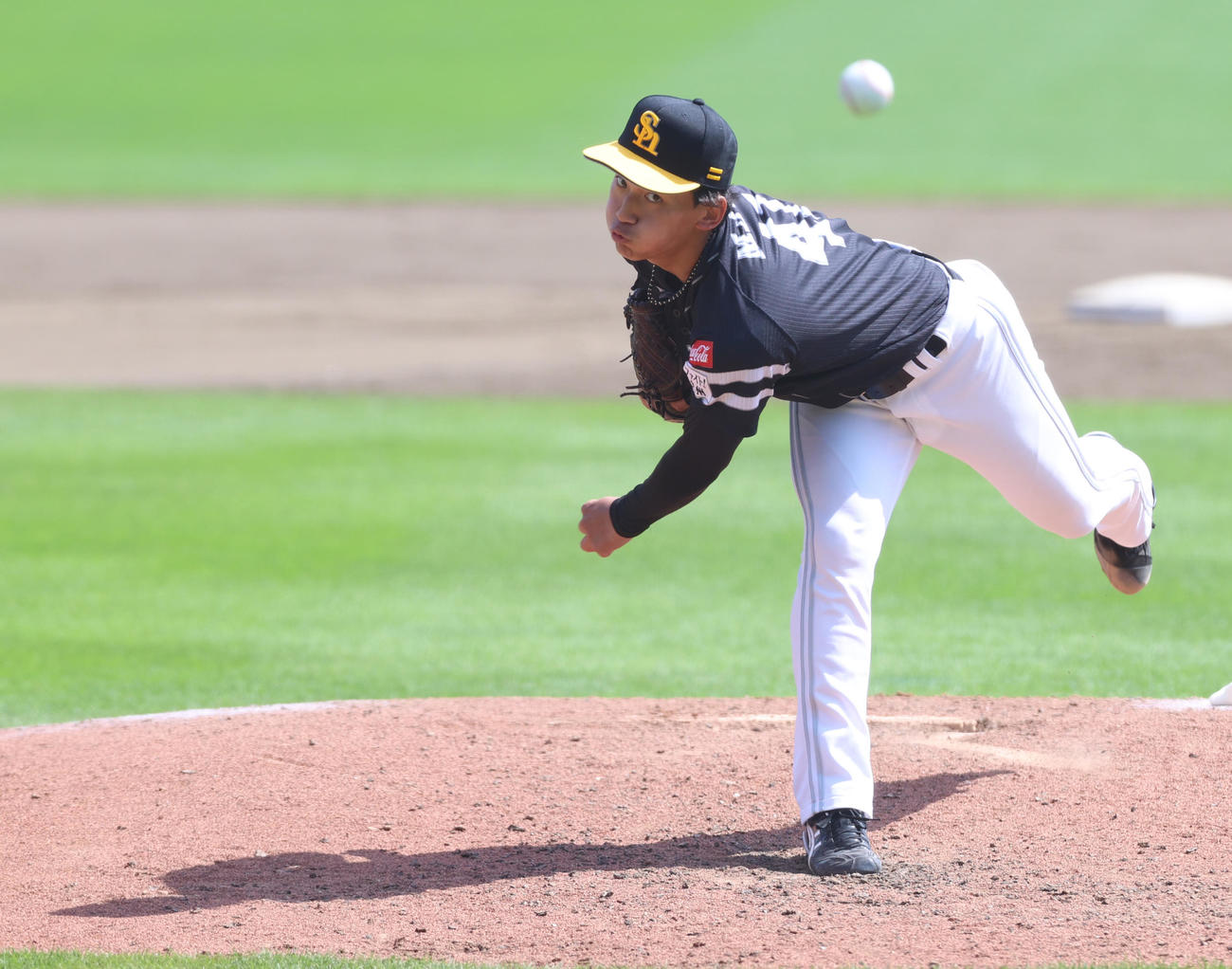 楽天対ソフトバンク　力投するソフトバンク先発の前田悠（撮影・水谷安孝）