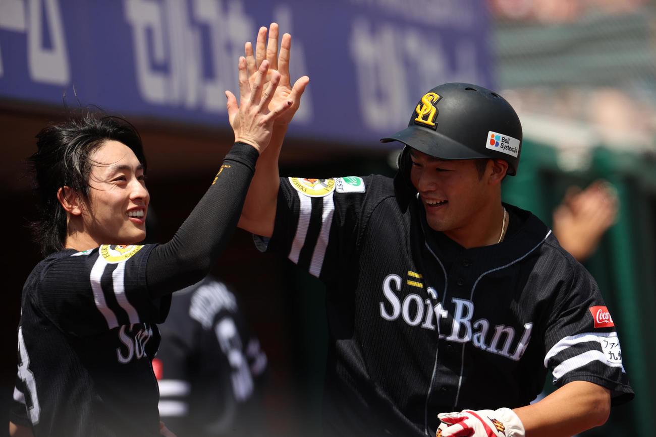 楽天対ソフトバンク　2回表ソフトバンク1死一、二塁、川瀬の適時打で生還した山本はナインに出迎えられる（撮影・水谷安孝）