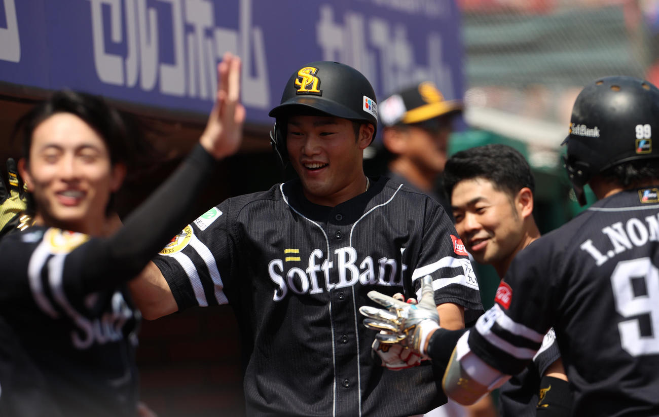 楽天対ソフトバンク　2回表ソフトバンク1死一、二塁、川瀬の適時打で生還した山本はナインに出迎えられる（撮影・水谷安孝）