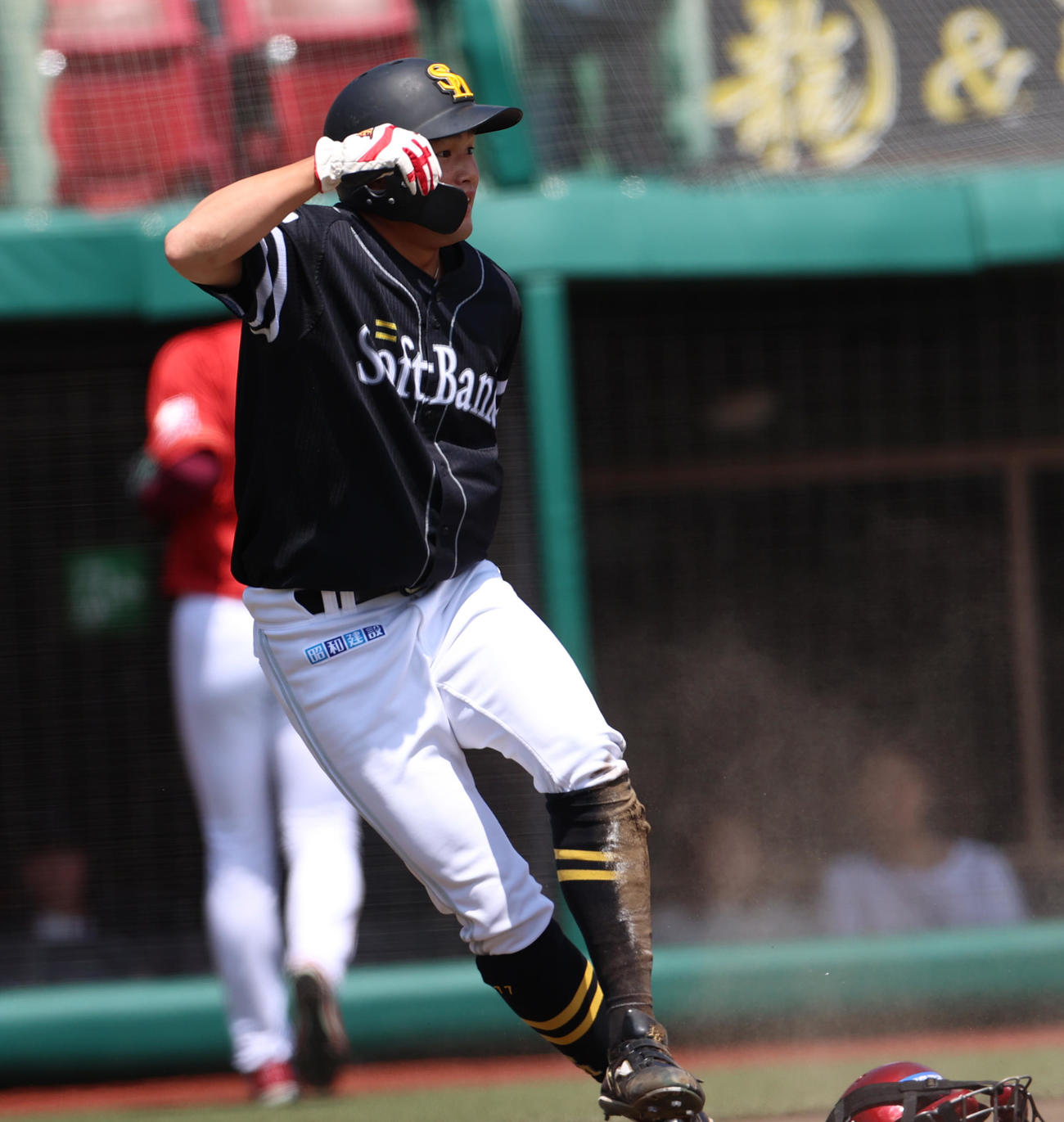 楽天対ソフトバンク　2回表ソフトバンク1死一、二塁、川瀬の適時打で生還する山本（撮影・水谷安孝）
