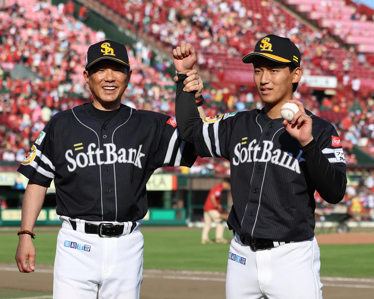 楽天対ソフトバンク　プロ初勝利を挙げた前田悠（右）はウイニングボールを手に小久保監督に祝福される（撮影・水谷安孝）