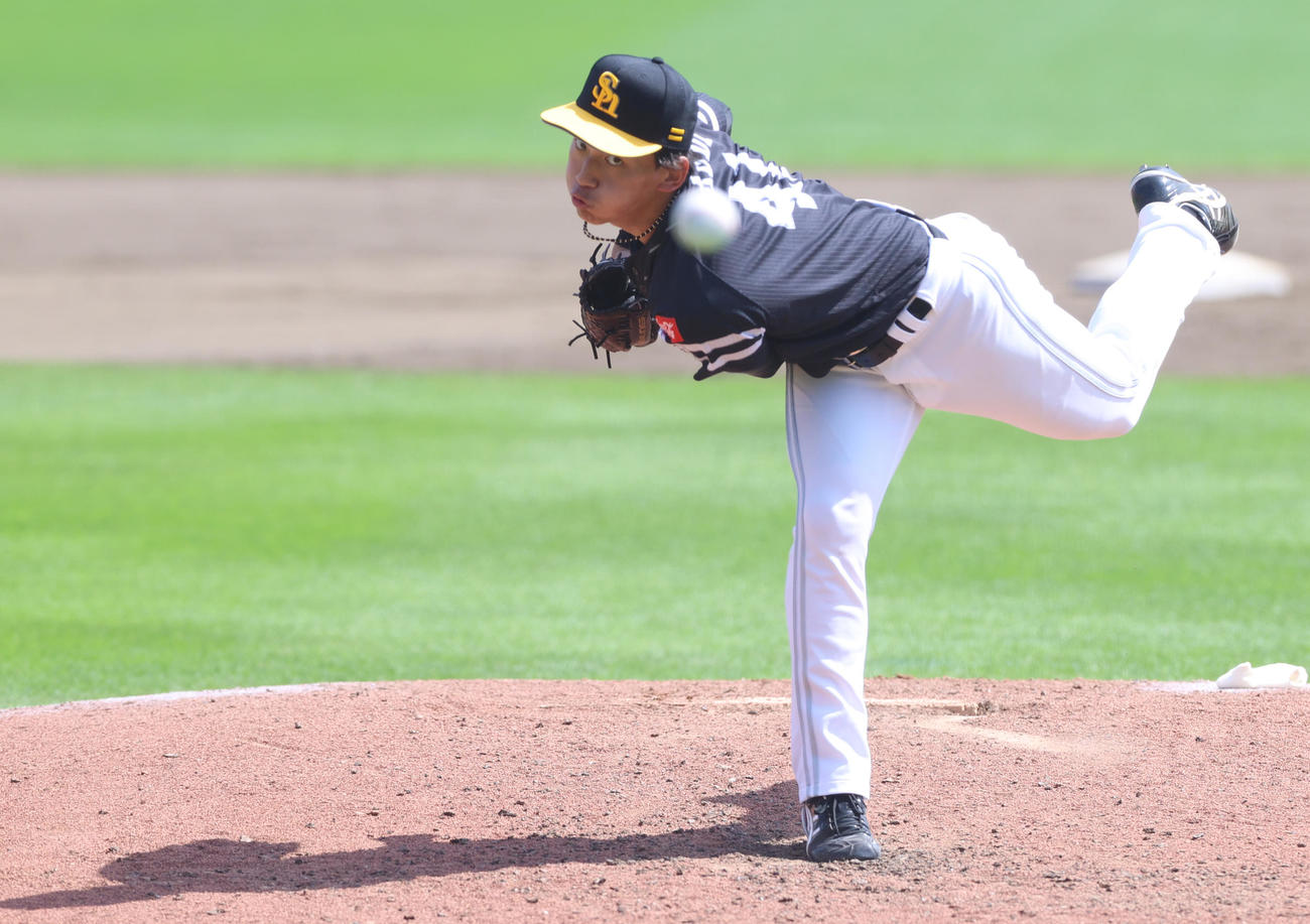 楽天対ソフトバンク　力投するソフトバンク先発の前田悠（撮影・水谷安孝）