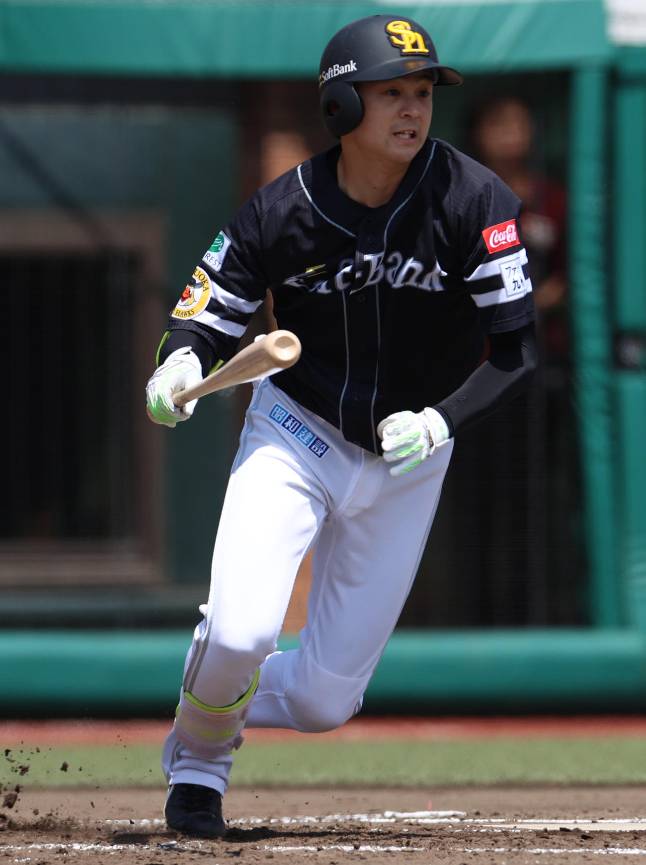 楽天対ソフトバンク　2回表ソフトバンク1死一、二塁、適時打を放つ川瀬（撮影・水谷安孝）