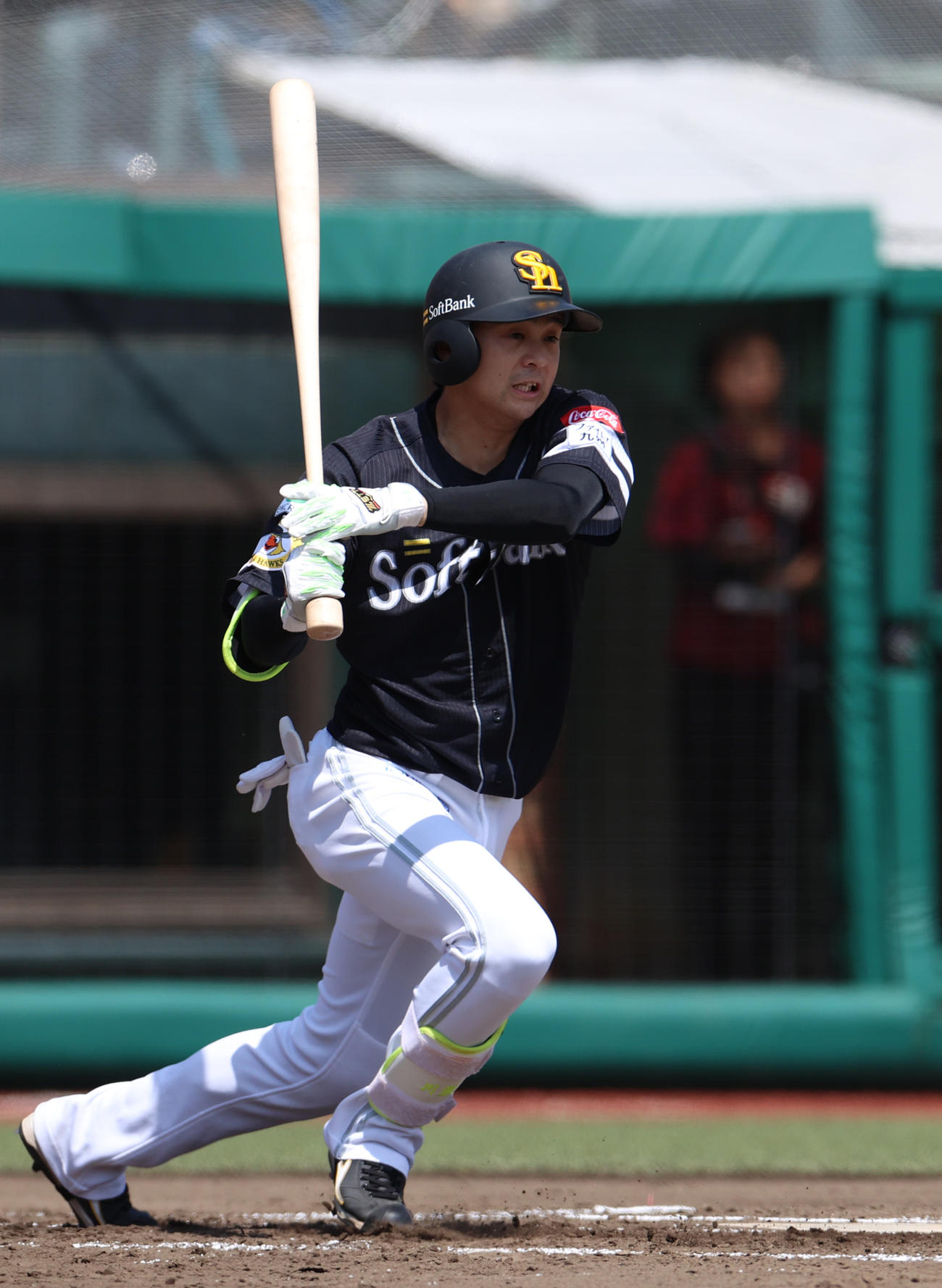 楽天対ソフトバンク　2回表ソフトバンク1死一、二塁、適時打を放つ川瀬（撮影・水谷安孝）