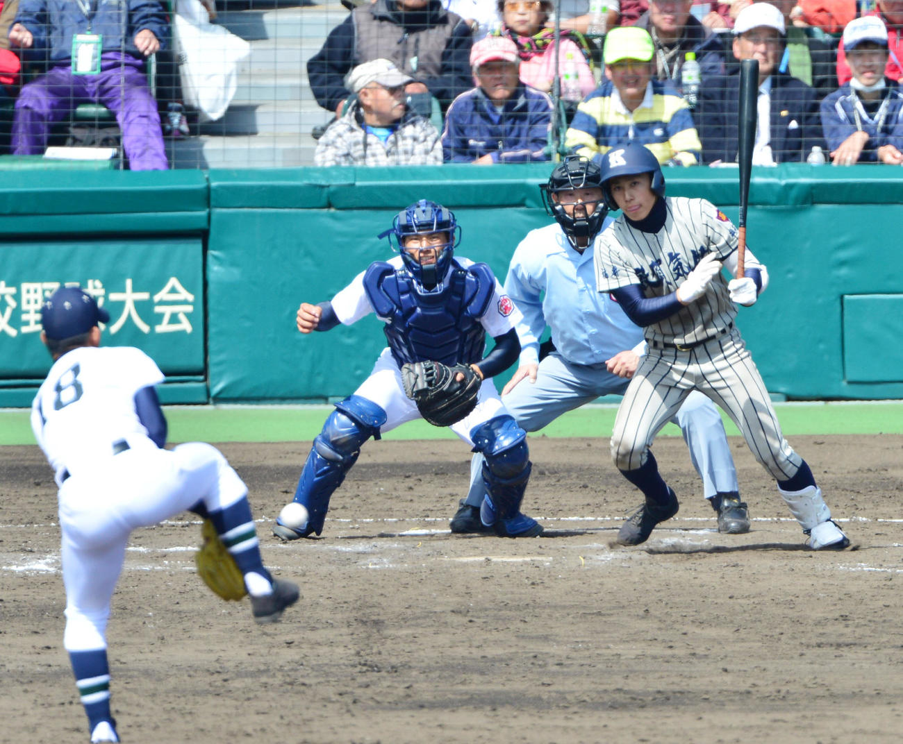 敦賀気比の浅井に投手強襲の２点適時打を浴びた沖縄尚学の与座海人＝2013年3月22日、甲子園球場