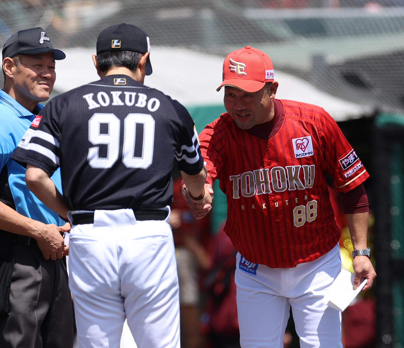楽天対ソフトバンク　メンバー表を交換するソフトバンク小久保監督（左）と楽天三木監督（撮影・水谷安孝）