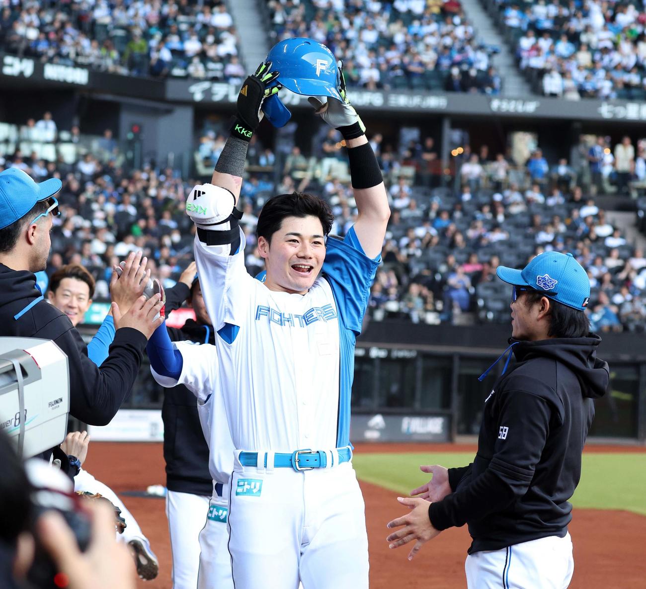 日本ハム対オリックス　5回裏、2点本塁打を放った清宮幸はベンチ前で「パイナポー」と叫びヘルメットを掲げる（撮影・黒川智章）