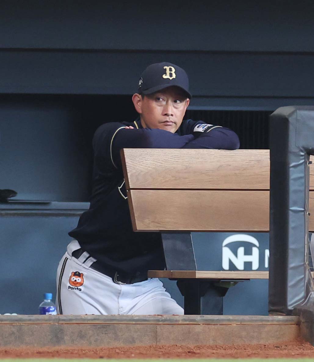 日本ハム対オリックス　試合を見つめる岸田監督（撮影・黒川智章）