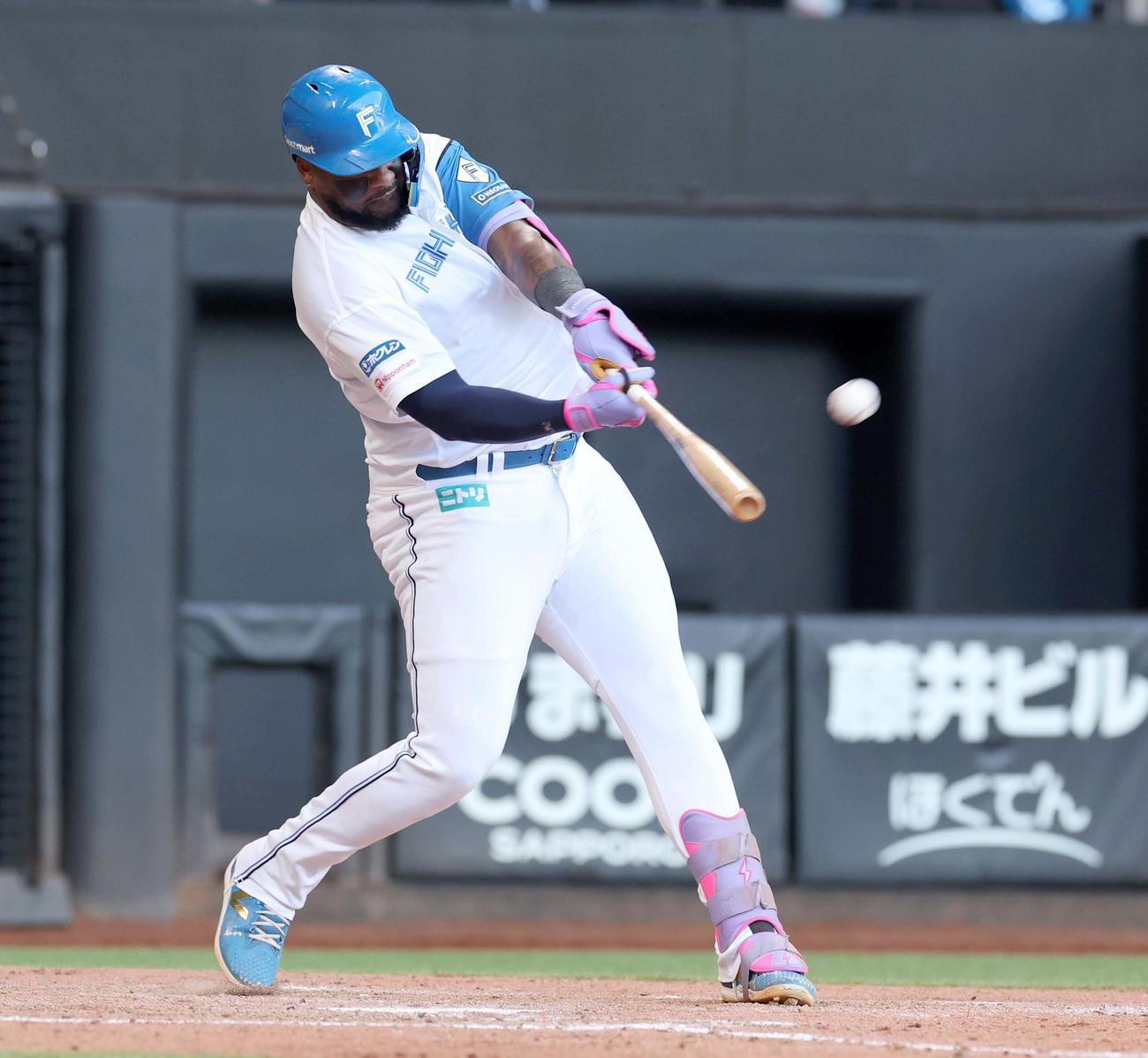 日本ハム対オリックス　5回裏日本ハム1死、左越え本塁打を放つレイエス（撮影・黒川智章）