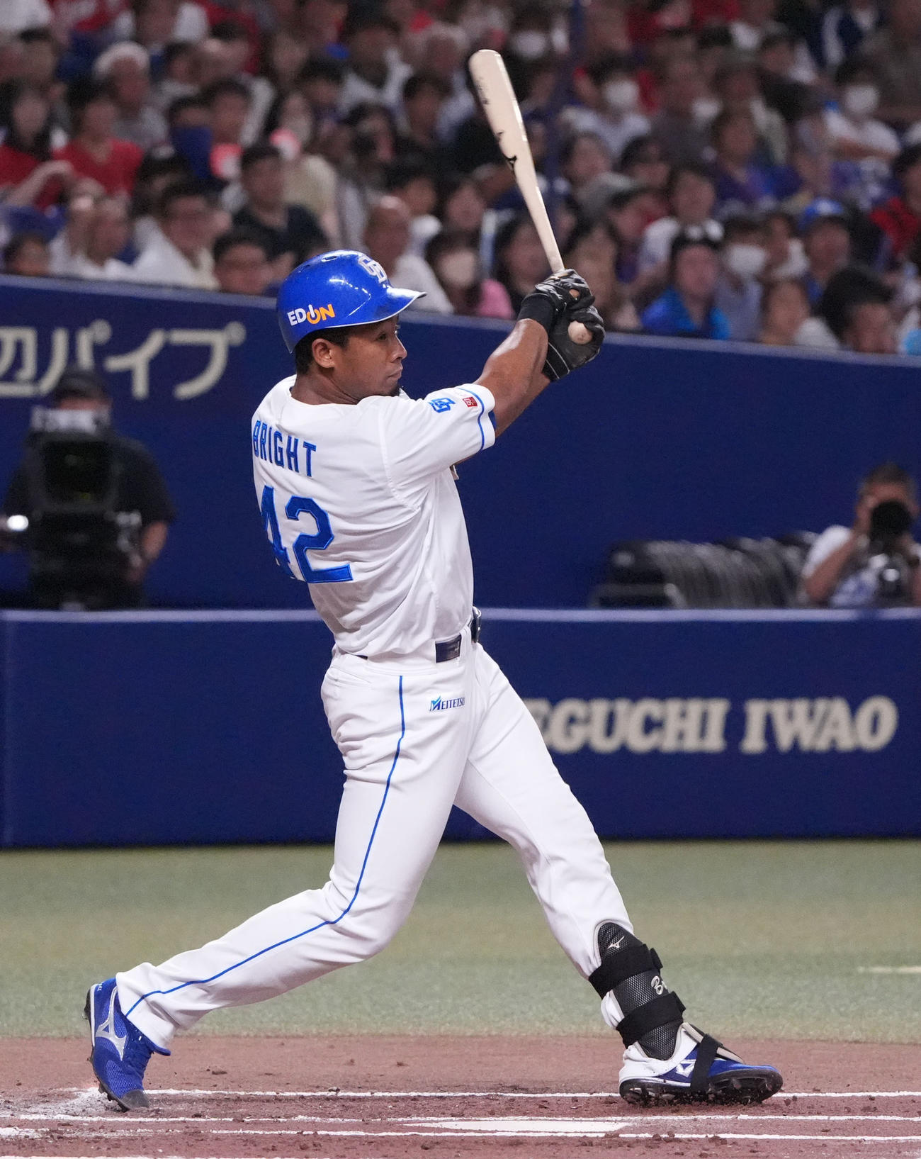 適時二塁打を放つブライト（撮影・森本幸一）