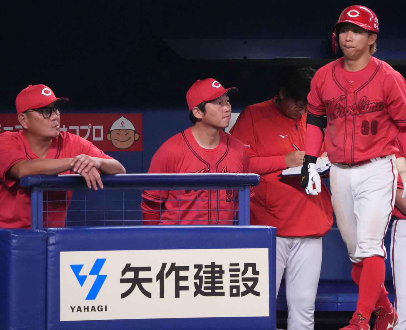 中日対広島　5回表、新井監督（左から2人目）はベンチから試合を見つめる（撮影・森本幸一）