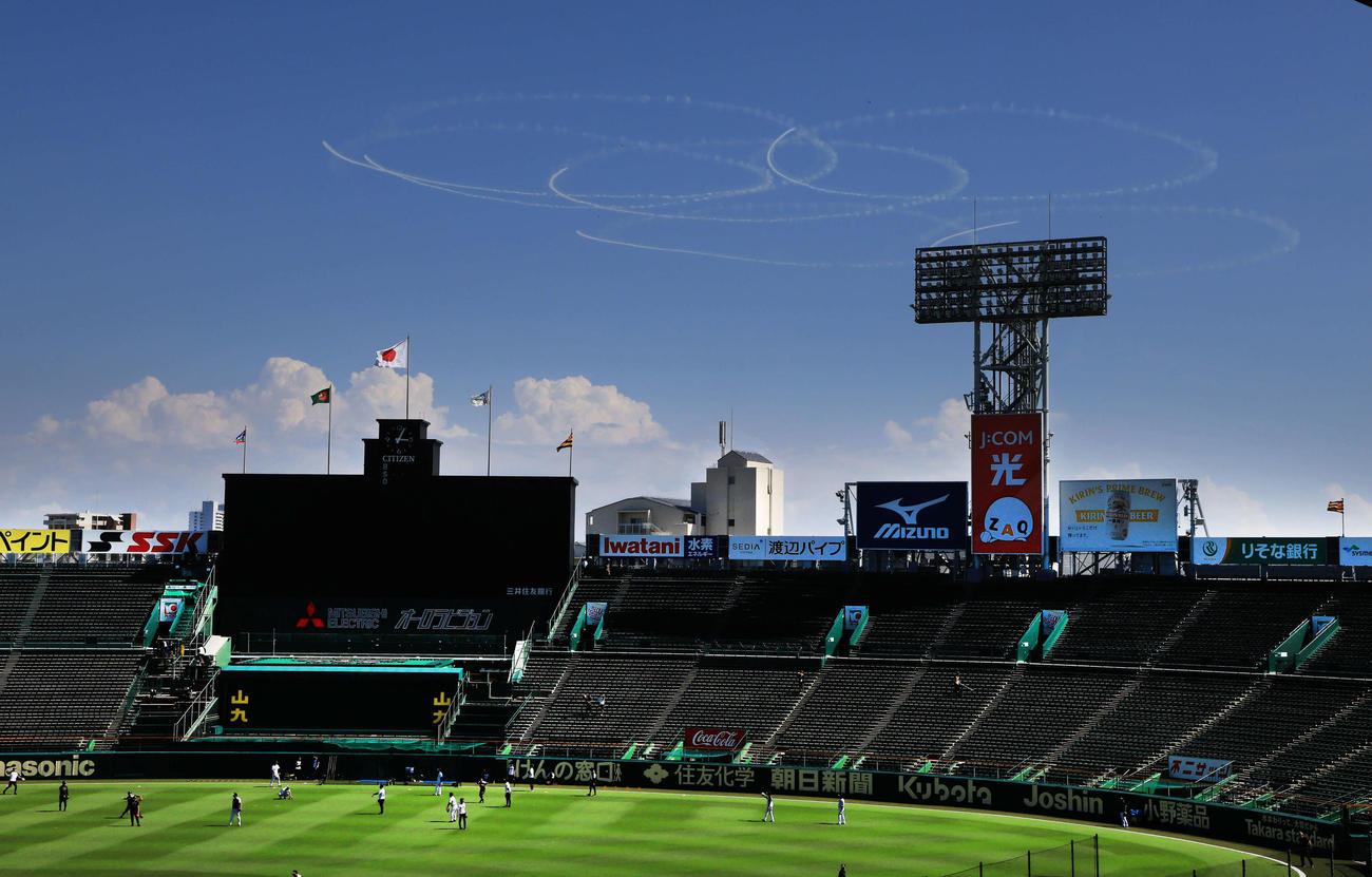 阪神対ヤクルト　甲子園球場の南上空には大阪関西万博会場を飛行するブルーインパルスが弧を描いた（撮影・宮崎幸一)