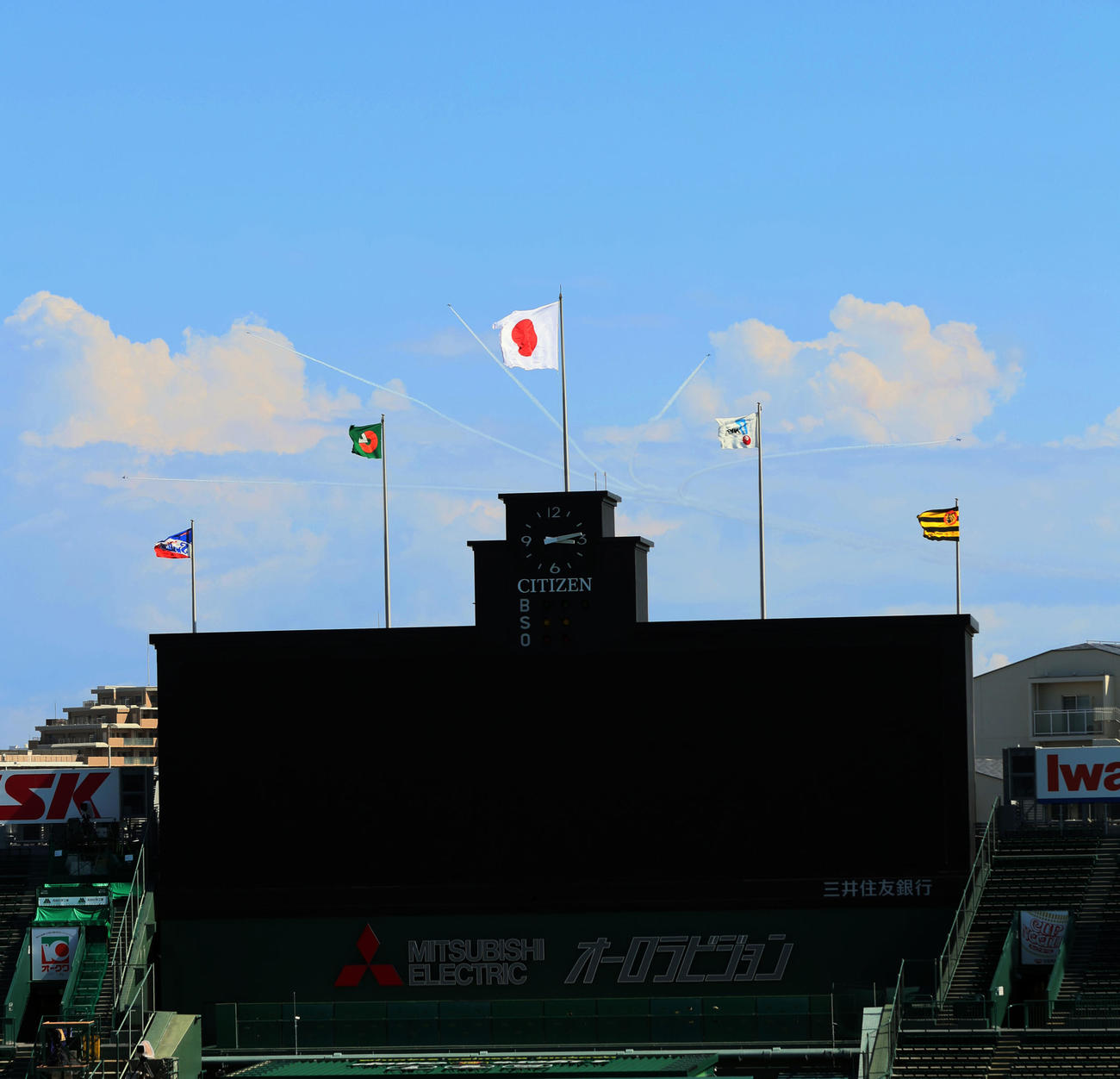 阪神対ヤクルト13回戦　前日に続いて甲子園球場のスコアボード後方を展示飛行するブルーインパルス（撮影・加藤哉）