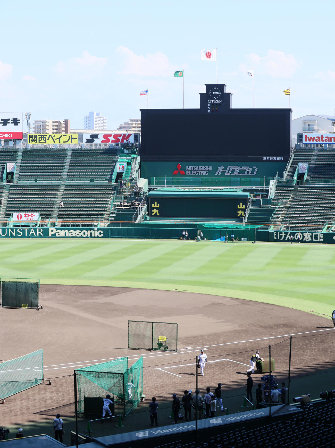 阪神対ヤクルト13回戦　普段よりも早めに屋外での打撃練習を終えた阪神ナイン（撮影・加藤哉）