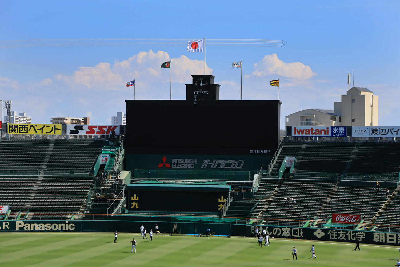 阪神対ヤクルト　甲子園球場の南上空には大阪関西万博会場を飛行するブルーインパルス（撮影・宮崎幸一)