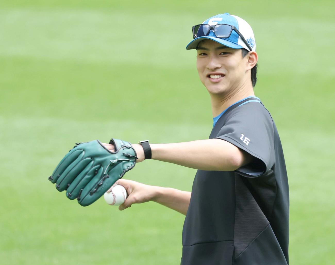 日本ハム対オリックス　笑顔でキャッチボールする達（撮影・黒川智章）