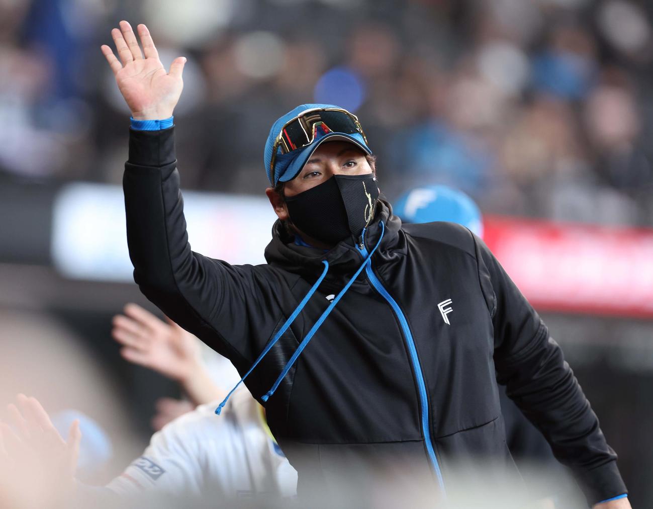 日本ハム対オリックス　試合後、スタッフらとハイタッチする新庄監督（撮影・黒川智章）