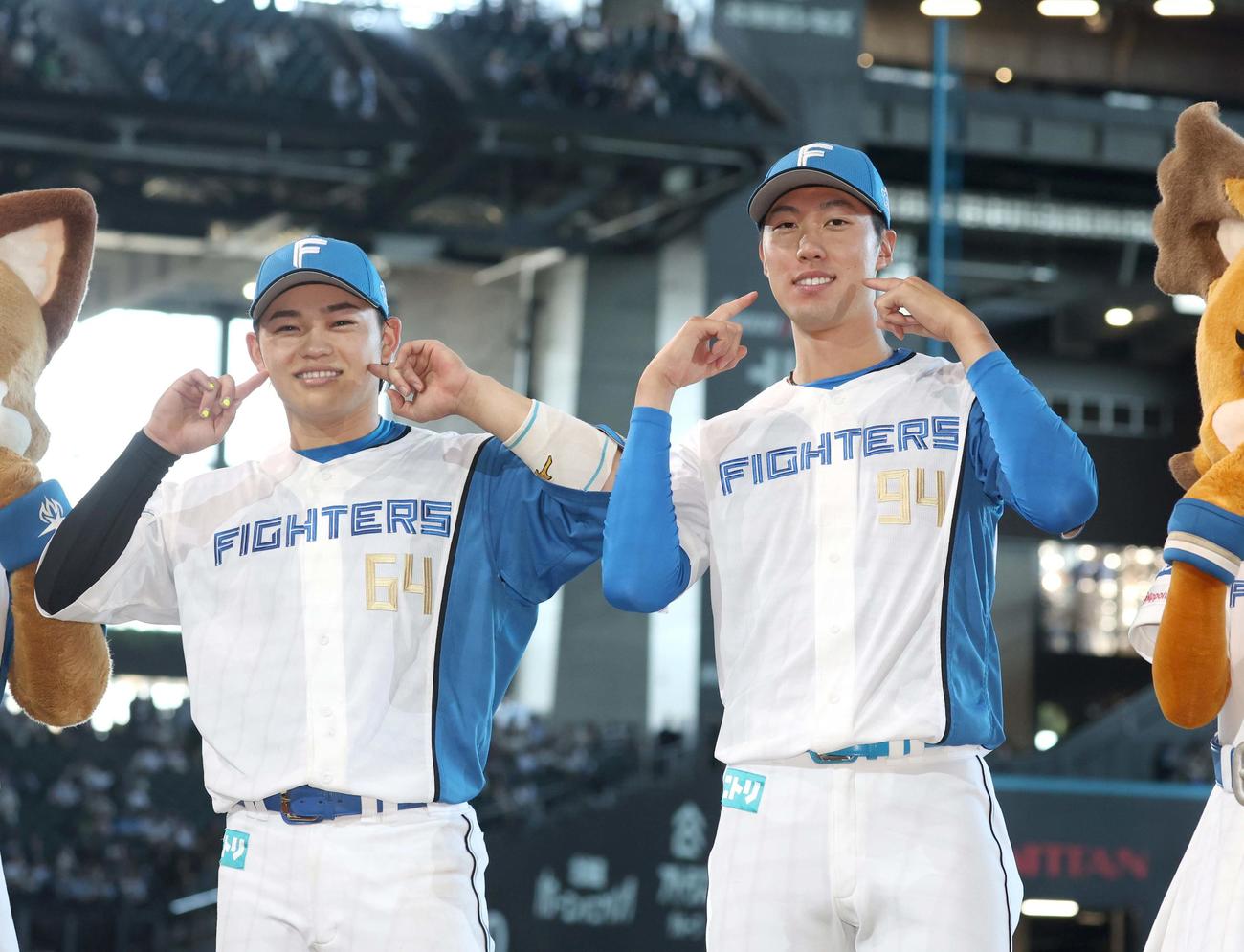 日本ハム対オリックス　試合後、「かわいいポーズ」をとる田宮（左）と福島（撮影・黒川智章）