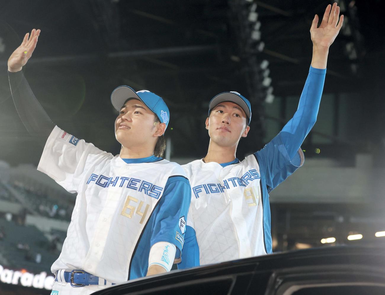 日本ハム対オリックス　試合後、スタンドに手を振る田宮（左）と福島（撮影・黒川智章）