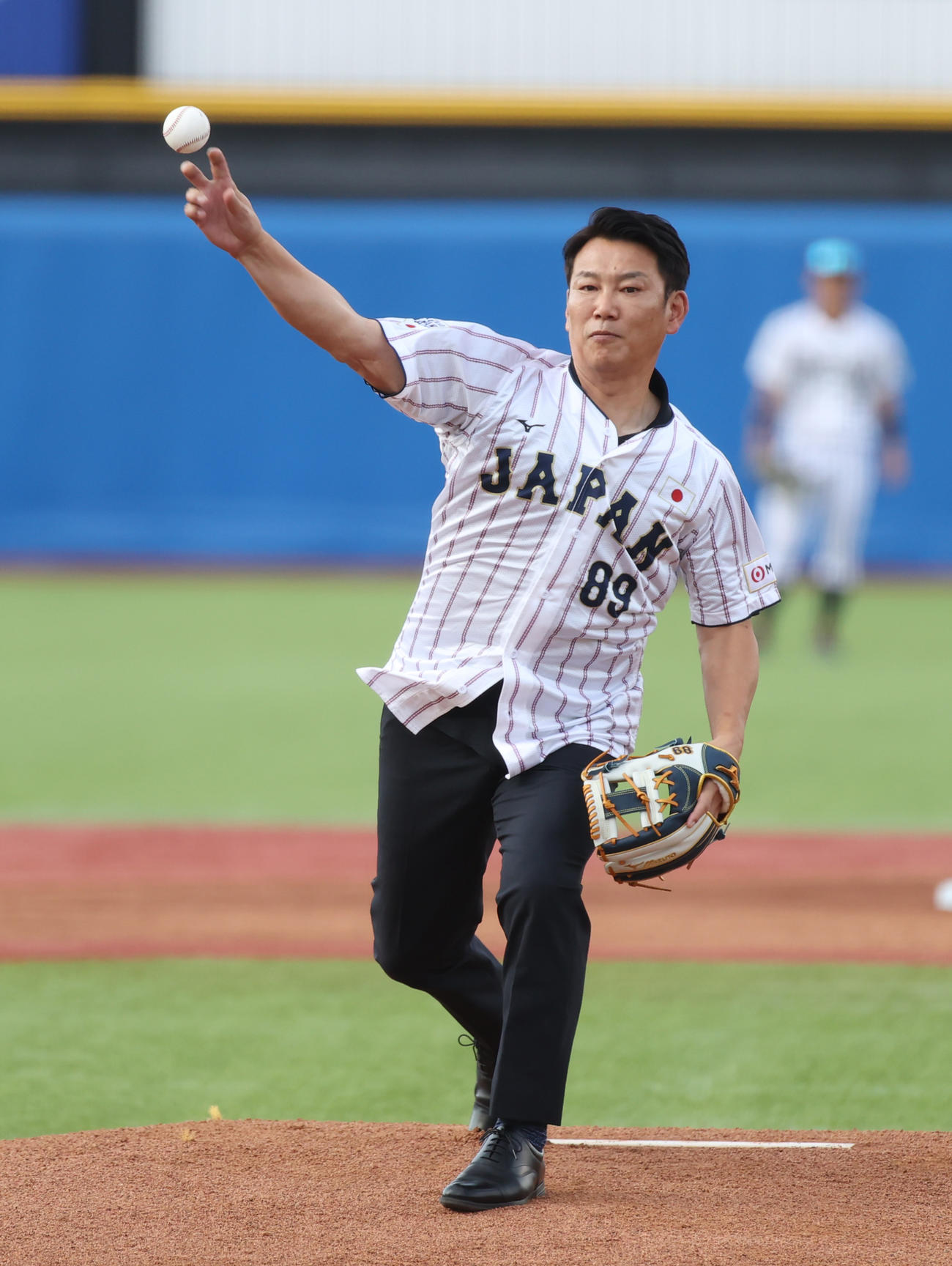 米国対日本　始球式を務めた侍ジャパン井端監督（撮影・柴田隆二）
